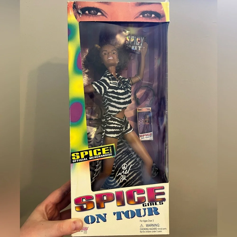 1998 Galoob “Spice Girls on Tour" Scary Spice (Melanie Brown) Collectable Doll - Picture 3 of 9
